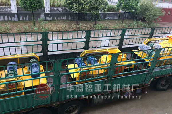 三臺(tái)對(duì)輥機(jī)一起發(fā)往葫蘆島
